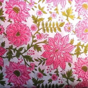 Tissu en coton écologique imprimé à la main Sanganeri, motif floral rose et blanc, pour la décoration intérieure et la tapisserie - Product Image 1