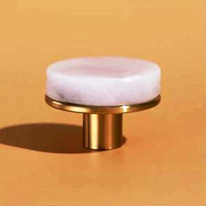 Perilla de latón cepillado y mármol de Carrara 1 Perillas de mármol más vendidas con tamaño de forma de color personalizado Hecho EN LA India Artículo - Product Image 5