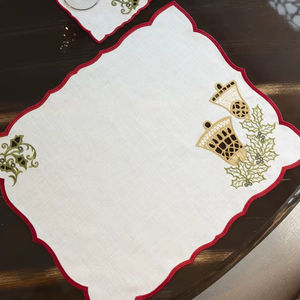 Mantel de Mesa Navideño Tradicional con Campanas Bordadas de Renos, 38x48cm, Resistente a las Manchas, con Diseño de Plantas - Product Image 1