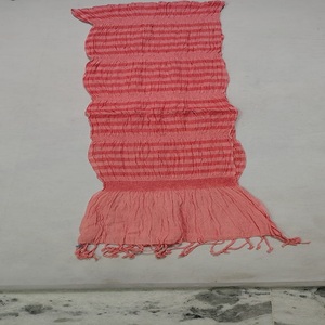 Bufandas y estolas de algodón y tejido mezclado hechas a medida ideales para reventa en tiendas de accesorios de moda - Product Image 1