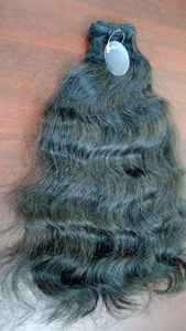 Couleur et texture naturelles 100 grammes faisceaux de cheveux indiens Remy tissés à la machine bruts non traités style vague vente entière - Product Image 4