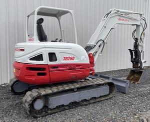 Miniexcavadora Takeuchi TB260 usada con pocas horas de uso, excavadora compacta de cadenas, con sistema ROPS abierto, máquina diésel para construcción y trabajo agrícola. - Product Image 6
