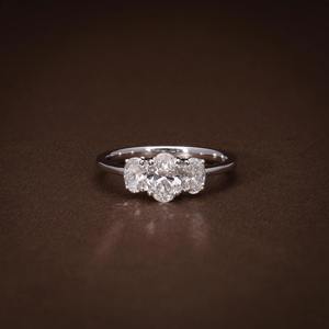 Bague de fiançailles ovale à trois pierres de 1,17 CTW, diamants de laboratoire de forme ovale, certifiés F VVS1 VVS2, bague à trois diamants, bague de promesse - Product Image 1