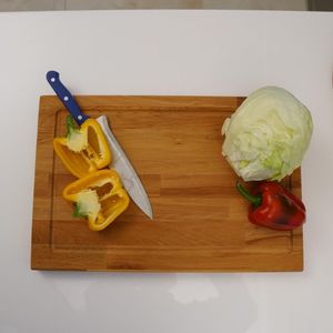 Tabla de cortar de madera natural bellamente elaborada, adecuada para cortar a diario y presentar alimentos elegantes - Product Image 2