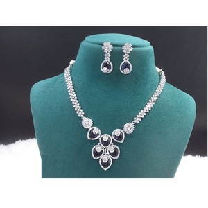 Elegante conjunto de collar y aretes nupciales de alto brillo, joyería de latón para funciones de boda y eventos especiales, exportación desde la India - Product Image 1
