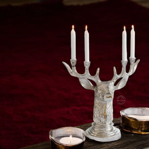 Candelabro de aluminio plateado de 4 brazos con forma de ciervo a buen precio, perfecto para bodas y decoraciones de mesa navideñas - Product Image 1