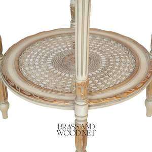 Table d'appoint ronde de luxe à deux niveaux avec plateau en marbre et accents dorés ornés, cadre en bois blanc antique pour une décoration intérieure classique - Product Image 5