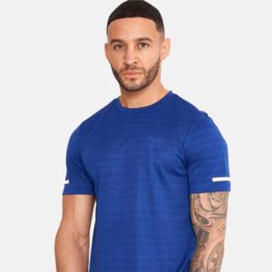 T-shirt d'entraînement pour homme avec tissu à séchage rapide-Respirant, durable et parfait pour les sports, les séances de sport et les aventures en plein air - Product Image 3