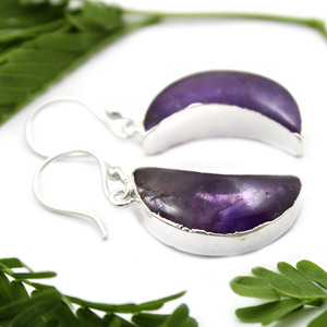 Vente en gros de belles boucles d'oreilles pendantes en laiton améthyste naturelle pour femmes en forme de demi-lune en forme de croissant plaqué argent de luxe - Product Image 2