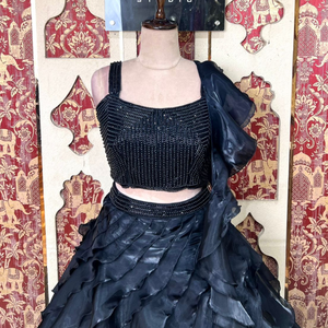 El último Lehenga de color negro con ritmos elegantes y trabajo manual de perlas intrincadas, perfecto para fiestas y ropa India festiva - Product Image 3