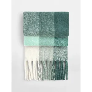 Sciarpa a Quadri Riciclata per Moda Sostenibile, Coperta Indossabile - Product Image 3