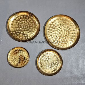 Plateaux de service ronds en or personnalisés avec design texturé en quatre tailles parfaits pour servir des collations et améliorer la décoration - Product Image 1