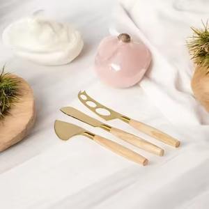 Tissé à la main avec des poignées de canne naturelles ensemble de service de fromage en or en acier inoxydable outils de coupe de fromage de luxe avec poignées en rotin - Product Image 4