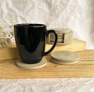 Sous-verres ronds en béton avec support, ensemble de sous-verres en ciment faits à la main, décoration de table minimaliste moderne - Product Image 1