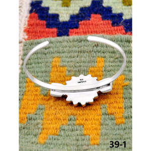 Pulsera Artesanal del Suroeste de Cuero de Búfalo Blanco con Santa María y Plata de Ley, Accesorio de Moda - Product Image 4
