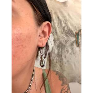 Pendientes Colgantes Hechos a Mano en Plata de Ley y Turquesa Negra Estilo Navajo con Forma de Gota de Agua - Product Image 2