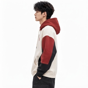 Tela transpirable que proporciona máxima comodidad durante el viaje y la actividad. Sudadera con capucha extragrande para hombre, diseñada con materiales ligeros. - Product Image 3