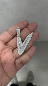 Collar con Colgante Personalizado en Forma de Letra V, Collar con Nombre Personalizado Estilo Hip Hop con Moissanita Baguette, Colgante con Incrustaciones, 4.11 Quilates - Product Image 5