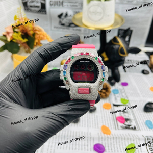 Reloj Iced Out VVS Moissanite con Bisel de Diamantes Multicolor, Correa de Goma Rosa, Esfera Plateada, Diseño Atrevido para Unisex - Product Image 1