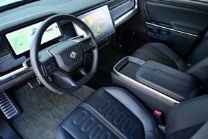 Nettoyez les pneus d'occasion 2023 Rivian R1S Adventure Electric AWD - Product Image 2