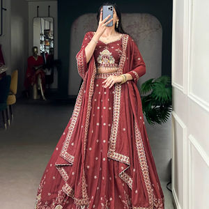 Dernière tenue de créateur Evergreen, très vendue, Lehenga Choli & Dupatta en soie avec de riches broderies et des sequins, en vente - Product Image 1