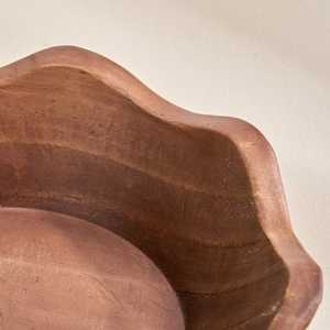 Plat en bois artisanal avec silhouette festonnée, adapté aux intérieurs scandinaves bohèmes de style campagnard, ajoutant du caractère et de l'équilibre - Product Image 5