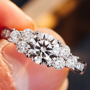 Bague de mariage en or blanc 14K pour femme diamant de fiançailles taille ronde solitaire cultivé en laboratoire pour fiançailles ou mariage - Product Image 3