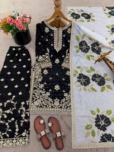 Conjunto de Kurta, Pantalón y Dupatta con Motivo Floral de Diseñador - Product Image 4