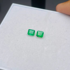 Par de Esmeraldas Naturales de Zambia, Corte Esmeralda, 0.90 Quilates, Buena Calidad, Lustre, Color Verde Agradable, Pulido Perfecto para Cualquier Joyería - Product Image 2