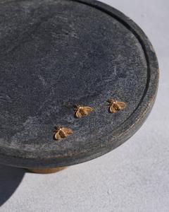 ฐานวางเค้กทรงกลมหินสีเทาโมเดิร์นพร้อมฐานไม้ตกแต่งลายผึ้งสีทอง ฐานวางขนมหวานแบบโมเดิร์นสำหรับตกแต่งบ้านและโรงแรม - Product Image 2