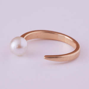 Trending Akoya Pearl Anillo de piedras preciosas de corte redondo en oro rosa de 18K Hermoso oro hecho a mano Anillo de negocios sin terminar Joyería de moda - Product Image 1