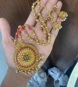 Conjunto de collar con colgante chapado en oro de diseñador de Calidad exclusiva elegante con pendientes para colecciones de ropa de boda para mujer - Product Image 3