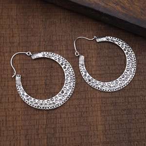 Elegantes Pendientes de Aro Texturizados Estilo Boho, Pendientes de Latón Boho para Mujer, Acabado Plateado Oxidado, Aro Tribal en Forma de Media Luna para Venta al por Mayor/OEM/ODM - Product Image 6
