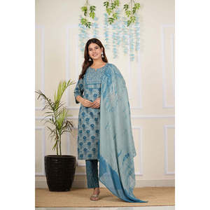 Kurta pantalon dupatta pour femme en coton cambric, coupe régulière, longueur genou, imprimé floral, bouton, col en V, taille naturelle, écologique - Product Image 1