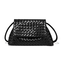 Sac à bandoulière noir pour femme, forme trapèze, à rabat tressé, surface tressée, corps structuré, sans poignée, taille moyenne, usage quotidien, vente en gros