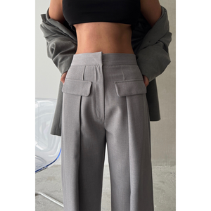 Pantalones Grises de Mujer con Pliegues Anchos, Bolsillos y Detalle de Solapa - Product Image 5