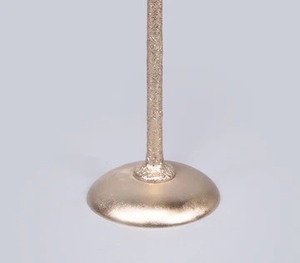 เชิงเทียนติดพื้นสีทองอันหรูหราพร้อมกระจกเฮอร์ริเคนสีทองเหมาะสำหรับการตกแต่งบ้านที่แสนสบายอย่างมีสไตล์ - Product Image 3