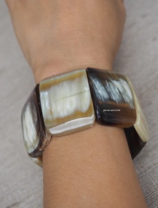 Pulsera elástica de cuerno de búfalo hecha a mano, brazalete elástico ecológico natural para mujer, joyería de moda orgánica de estilo Tribal - Product Image 2