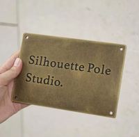 Plaque de nom rectangulaire moderne en laiton AK avec finition polie et gravure pour la décoration de la maison et des portails