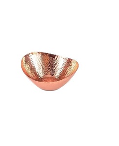 Bol de service design en cuivre avec finition antique créant une sensation de luxe pour les repas formels ou les célébrations festives - Product Image 2