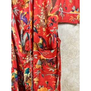 Robe kimono en coton faite à la main avec imprimé d'oiseaux dessiné à la main pour les loisirs - Product Image 3