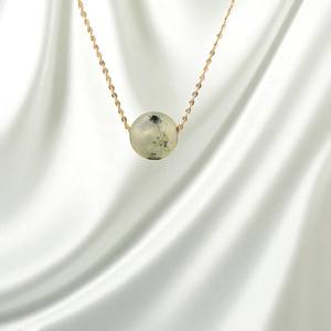 Collier à breloques boule ronde Prehnite Gemstone-Vente en gros de bijoux de collier de mode-Pendentif unique avec chaîne de 18 pouces - Product Image 1