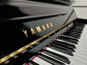 Piano Vertical Yamaha U1H 2131259, Servicio Profesional, Afinado, Calidad Garantizada, Ideal para Artistas - Product Image 2