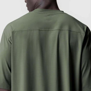 T-shirt ample 100% coton personnalisé pour hommes Design minimaliste Style formel solide Polyester/coton pour tenue décontractée - Product Image 3