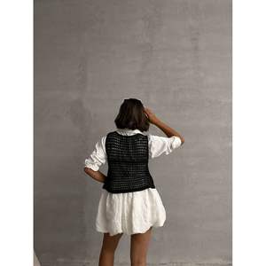 Chaleco de Encaje con Botones Negro para Mujer, Producto al por Mayor de Topshow - Product Image 1