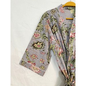 Bata Kimono de Algodón Gris con Estampado Floral para Mujer, con Ribete en Contraste y Manga Tres Cuartos, Elegante Cubrebañador - Product Image 1