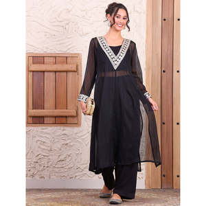 Ensemble coordonné décontracté pour femmes en georgette pure noire, style indo-occidental, 2 pièces, shorts - Tailles XS à 3XL - Product Image 1
