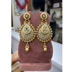 Boucles d'oreilles Jhumka traditionnelles traditionnelles plaquées or pour les fonctions de mariage et les vêtements de fête pour les femmes mariage - Product Image 1