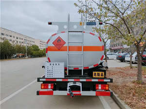 Camión cisterna de combustible usado 4x2 de 6000L de capacidad a buen precio en venta en Japón - Product Image 3