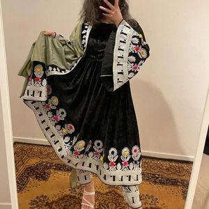 Dernière impression de fleurs traditionnelles faites à la main KUCHI robe hiver/été afghan toutes tailles couleurs en lin de soie disponible en gros - Product Image 3